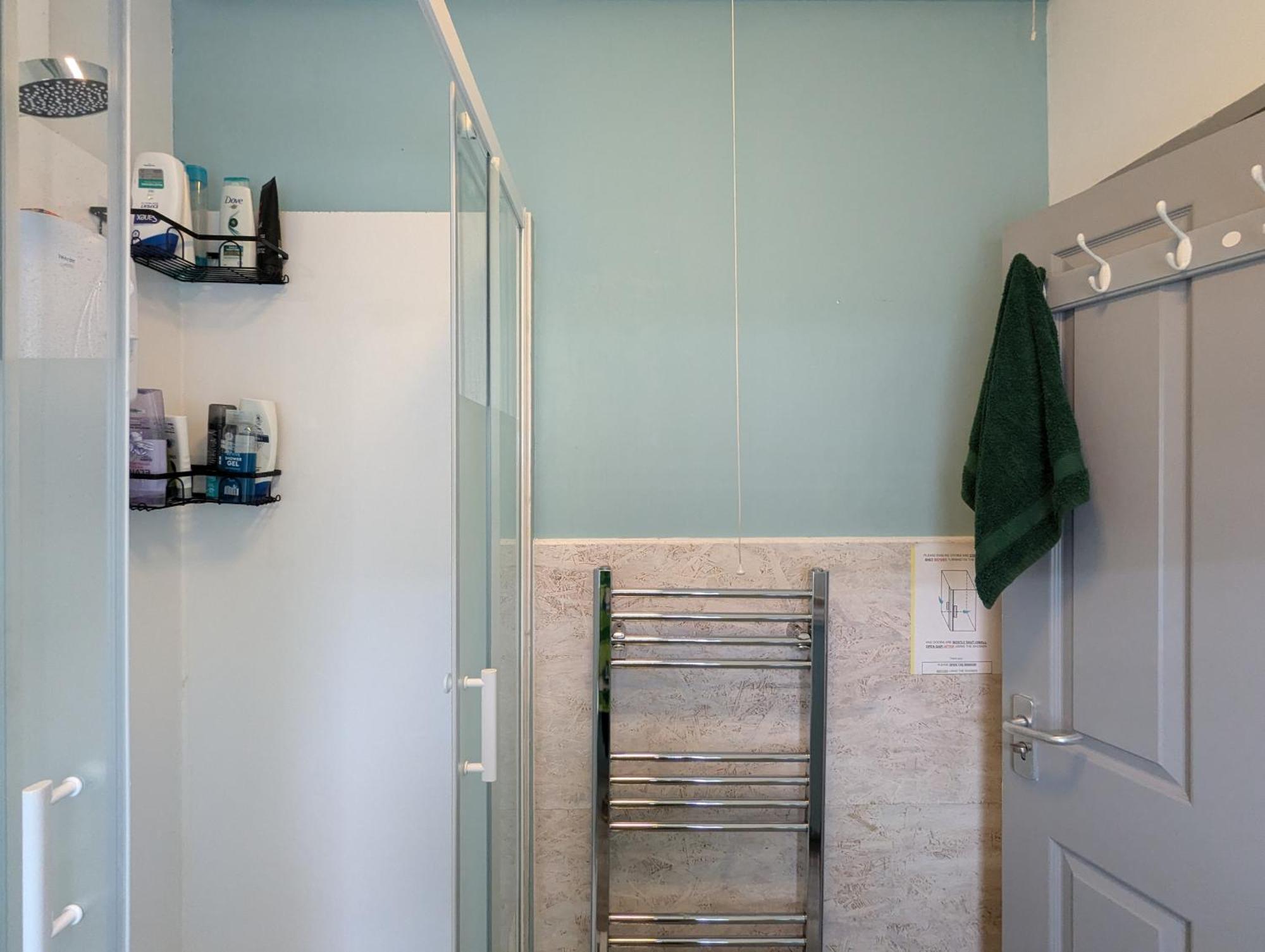 R3 - Cozy Small Double - City & Beach Access, Wifi, Free Parking - Self Catering Swansea Esterno foto