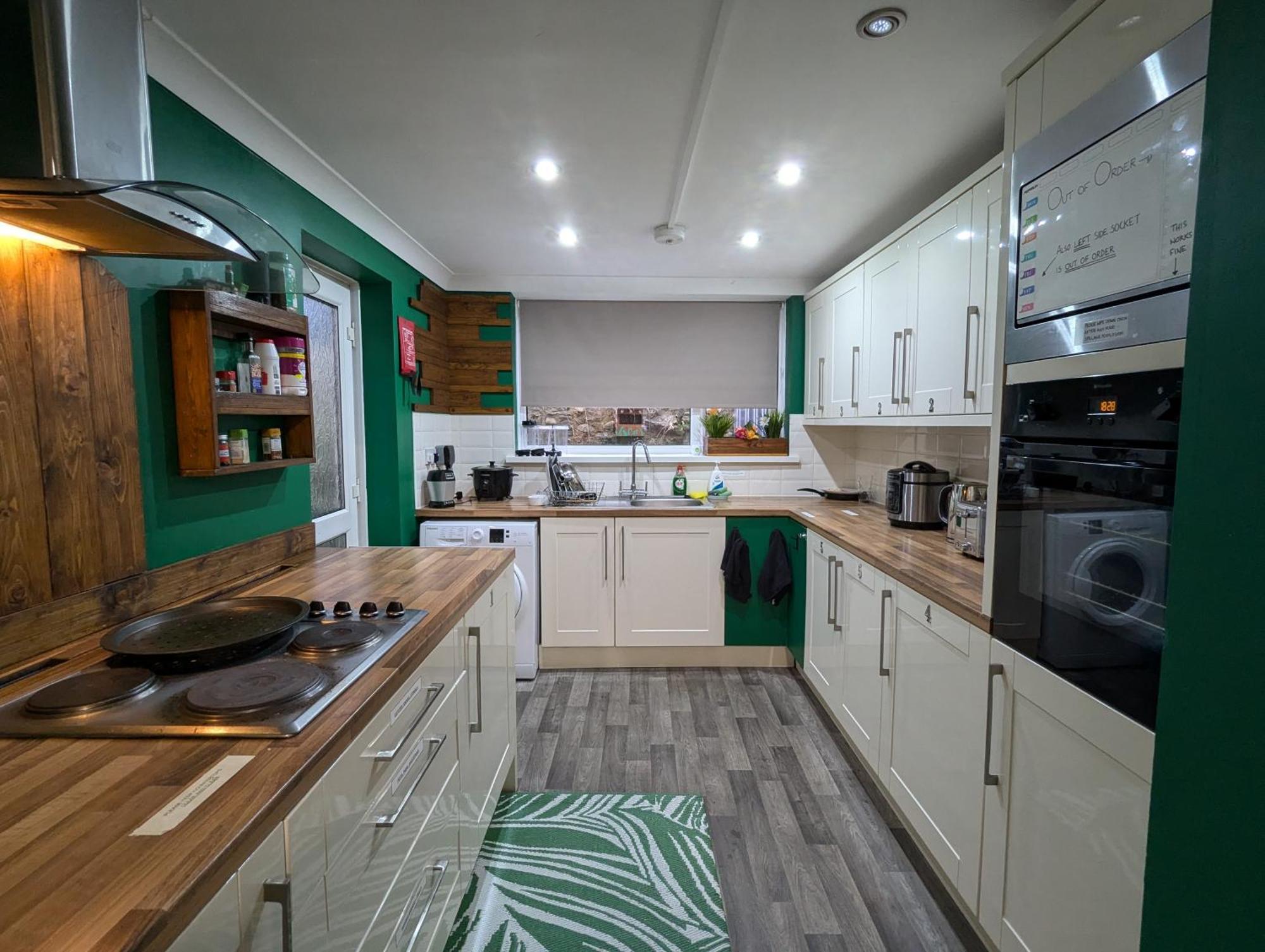 R3 - Cozy Small Double - City & Beach Access, Wifi, Free Parking - Self Catering Swansea Esterno foto