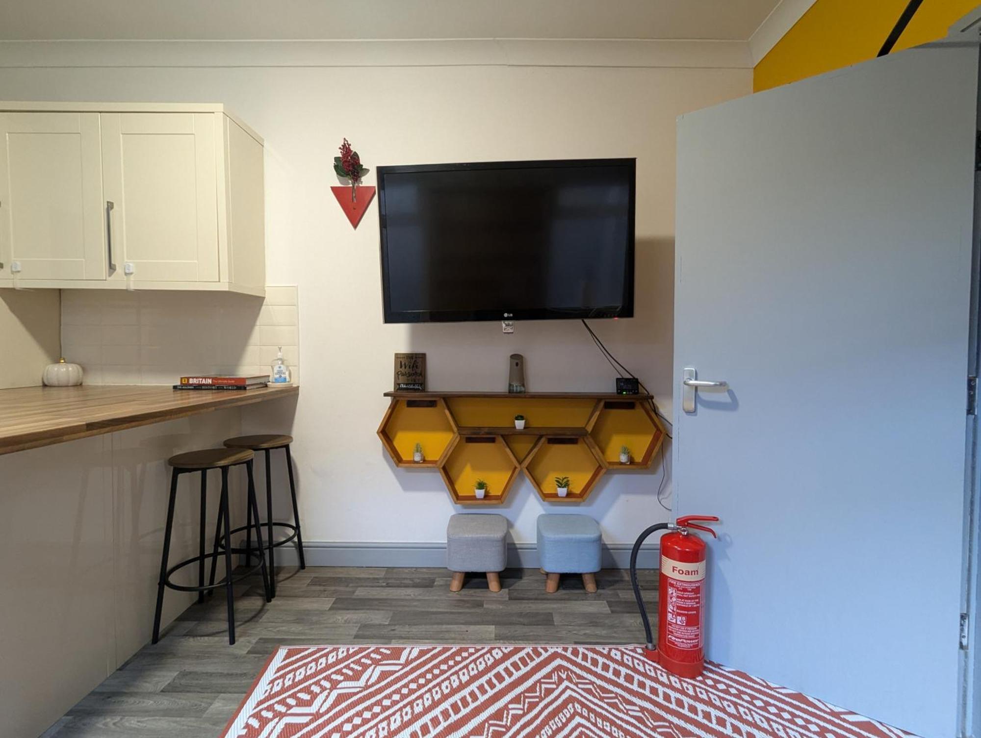 R3 - Cozy Small Double - City & Beach Access, Wifi, Free Parking - Self Catering Swansea Esterno foto